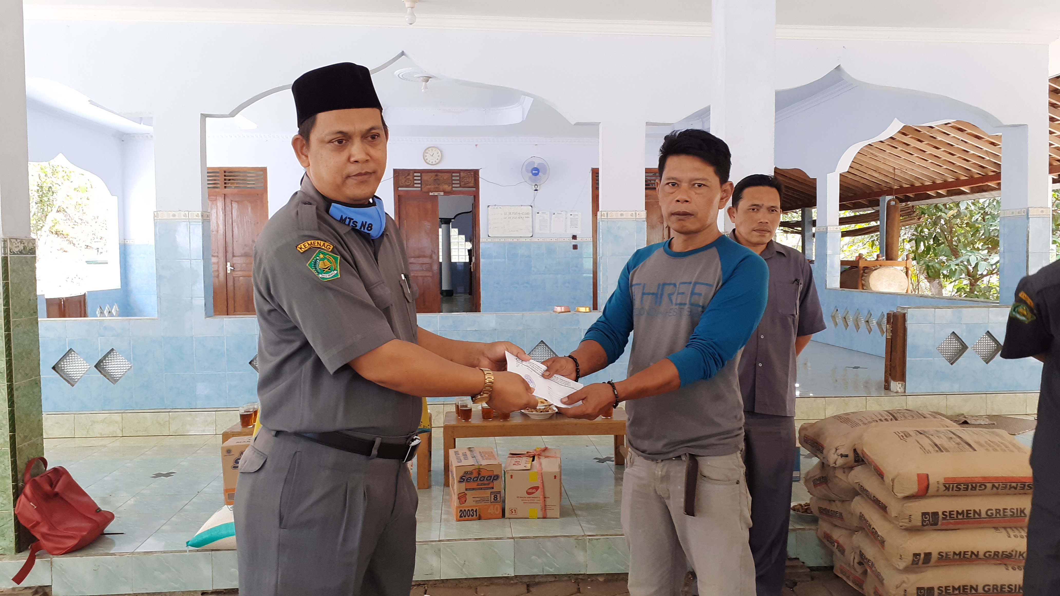 Peduli Kasih, MTsN 8 Gunungkidul Santuni Korban Kebakaran