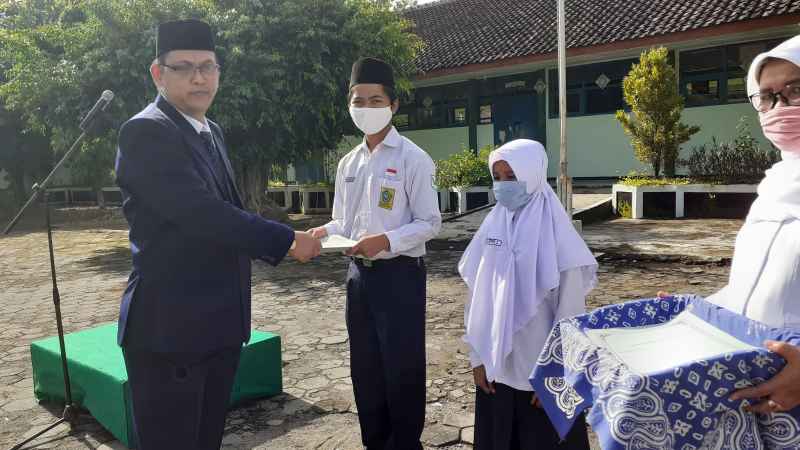 Penyaluran Dana dari UPZ Kembali Diterimakan Kepada Siswa MTsN 8 Gunungkidul