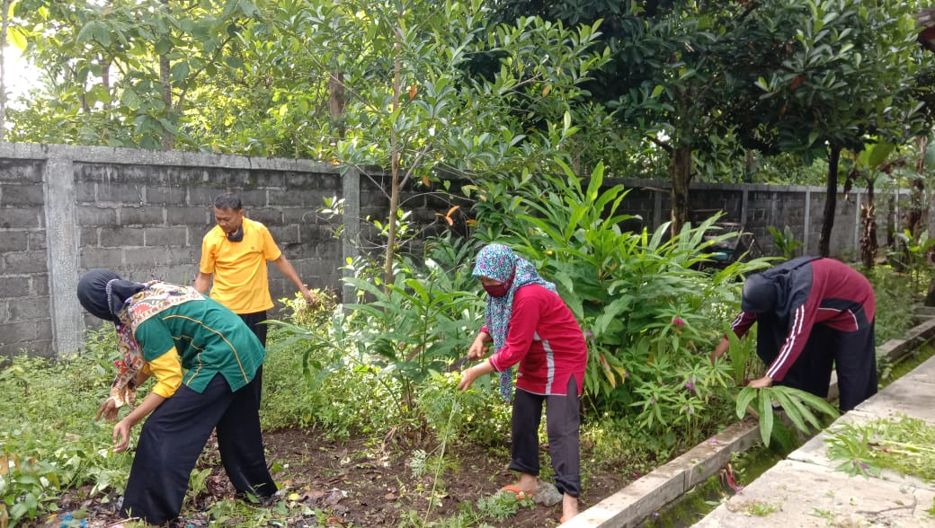 Pertahankan Sehat, MTsN 8 Gunungkidul Peduli Lingkungan