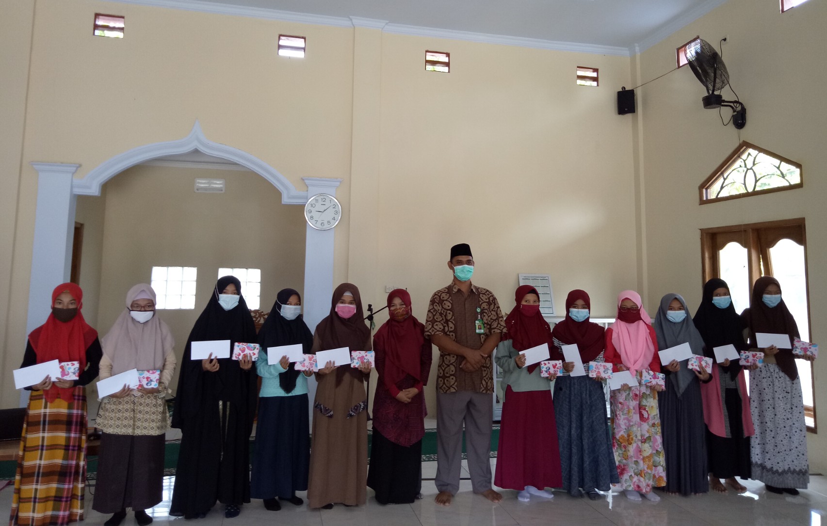 Reward Kepala MTsN 5 Gunungkidul Bagi Siswa Khatam Al-Quran Selama Libur Semester