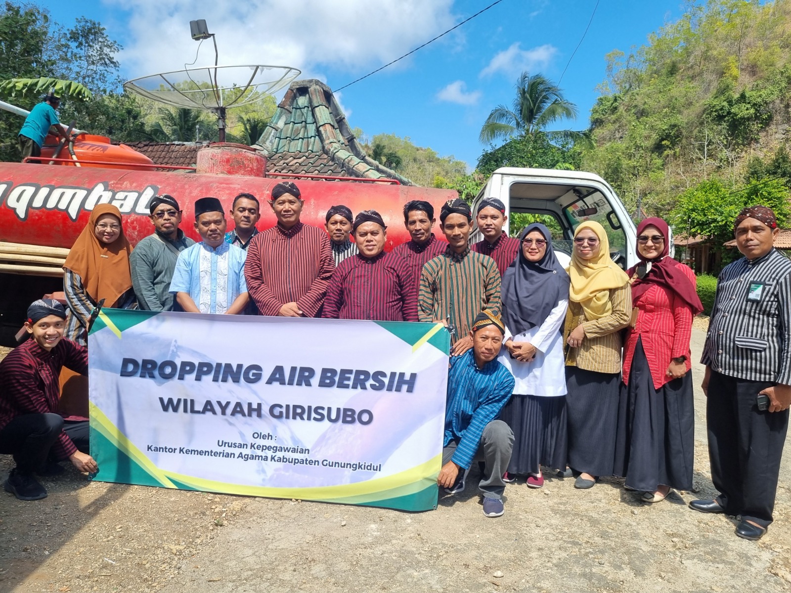 Kesulitan Air, Urusan Kepegawaian Kemenag Gunungkidul Dropping Air untuk Warga Padukuhan Salam 1