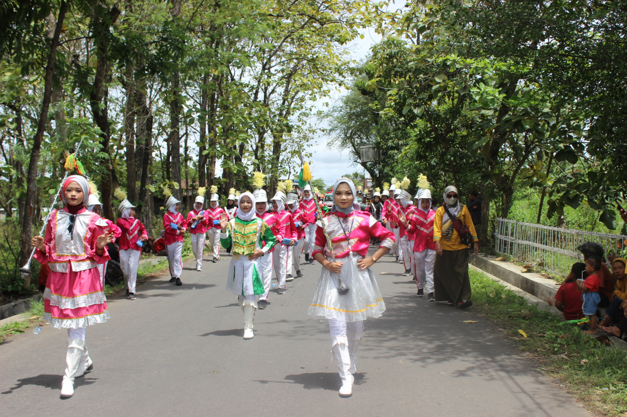 Meriahkan Bersih Dusun, Drum Band MTsN 3 Gunungkidul Tampil Memukau