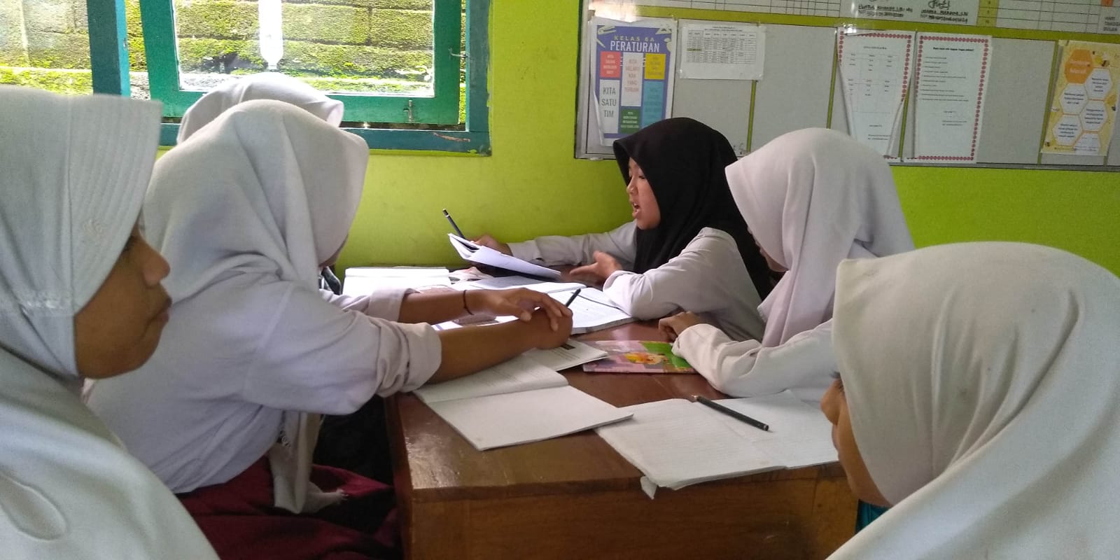 Bangun Nilai Kerja Sama, Siswa Kelas 6 MIN 1 Gunungkidul Berdiskusi Kelompok Isu Fikih Terkini