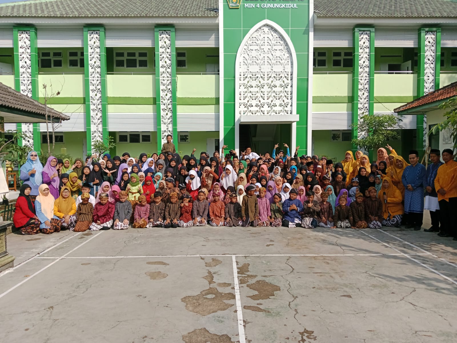 Halalbihalal di Hari Pertama Masuk Sekolah MIN 4 Gunungkidul