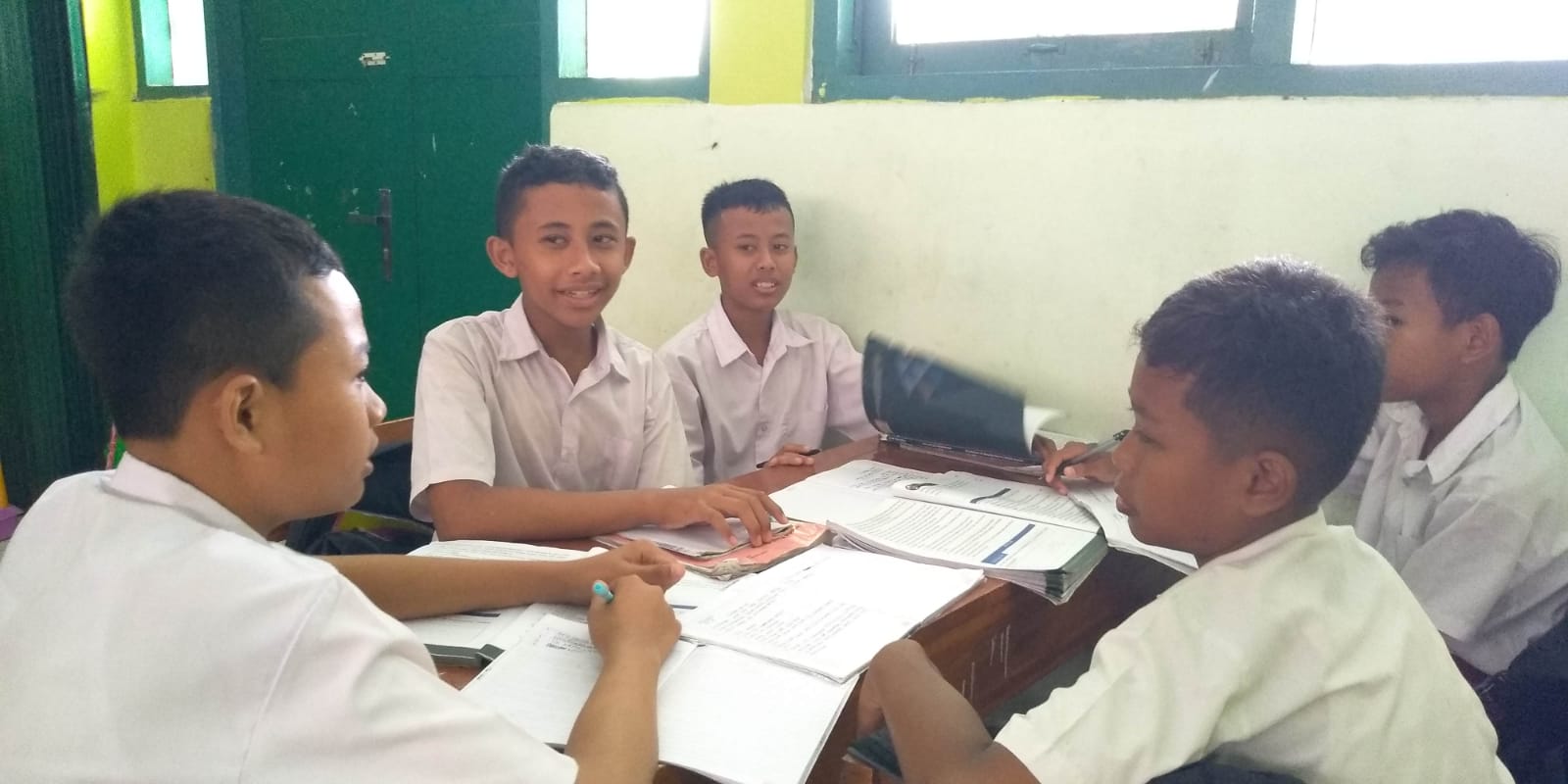 Bangun Nilai Kerja Sama, Siswa Kelas 6 MIN 1 Gunungkidul Berdiskusi Kelompok Isu Fikih Terkini