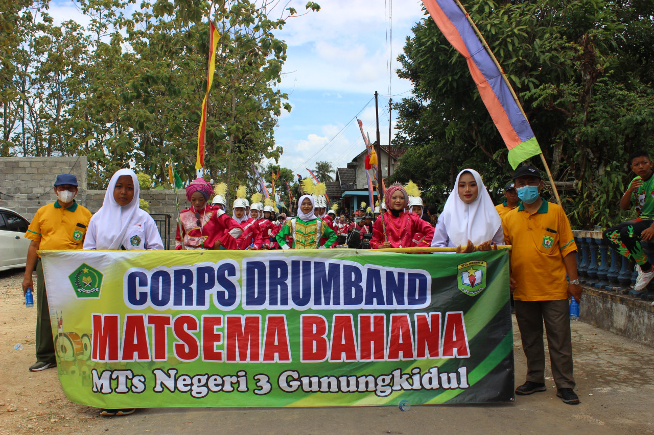 Meriahkan Bersih Dusun, Drum Band MTsN 3 Gunungkidul Tampil Memukau