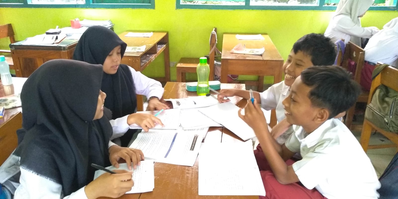 Bangun Nilai Kerja Sama, Siswa Kelas 6 MIN 1 Gunungkidul Berdiskusi Kelompok Isu Fikih Terkini