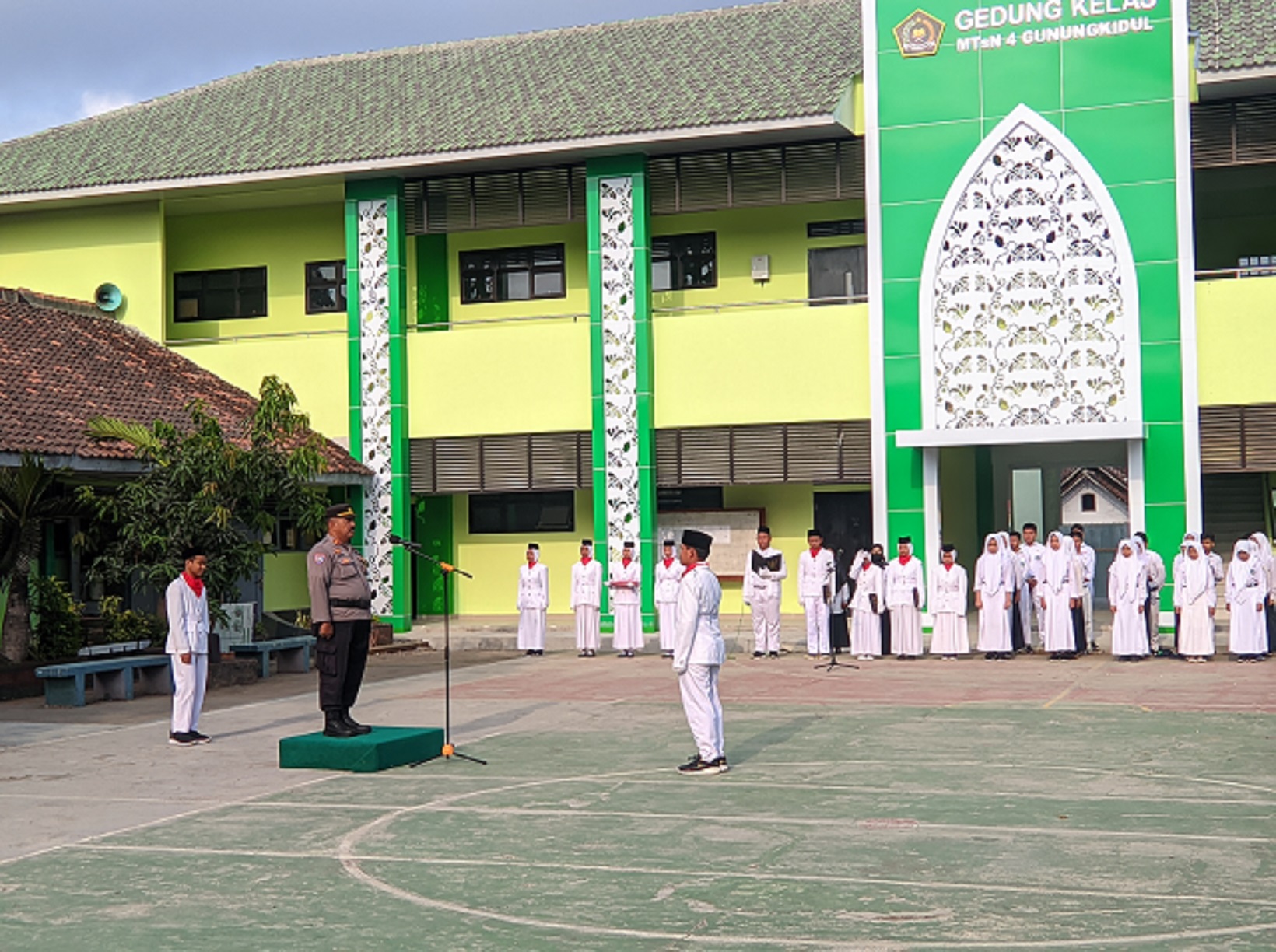 MTsN 4 Gunungkidul Hadirkan Polisi sebagai Pembina Upacara