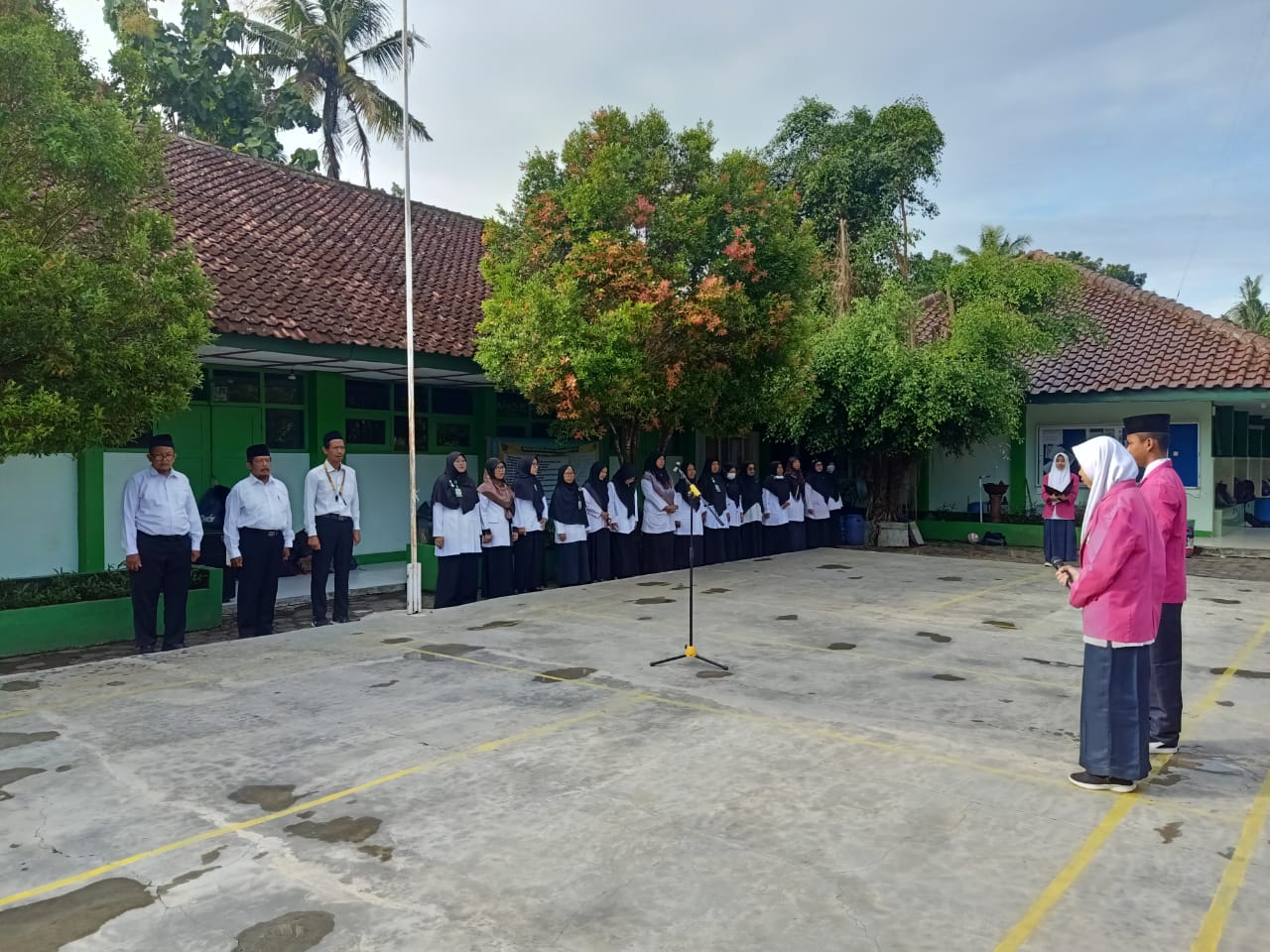 Warga MTsN 1 Gunungkidul Saling Bermaaf-maafan di Hari Pertama Masuk Madrasah