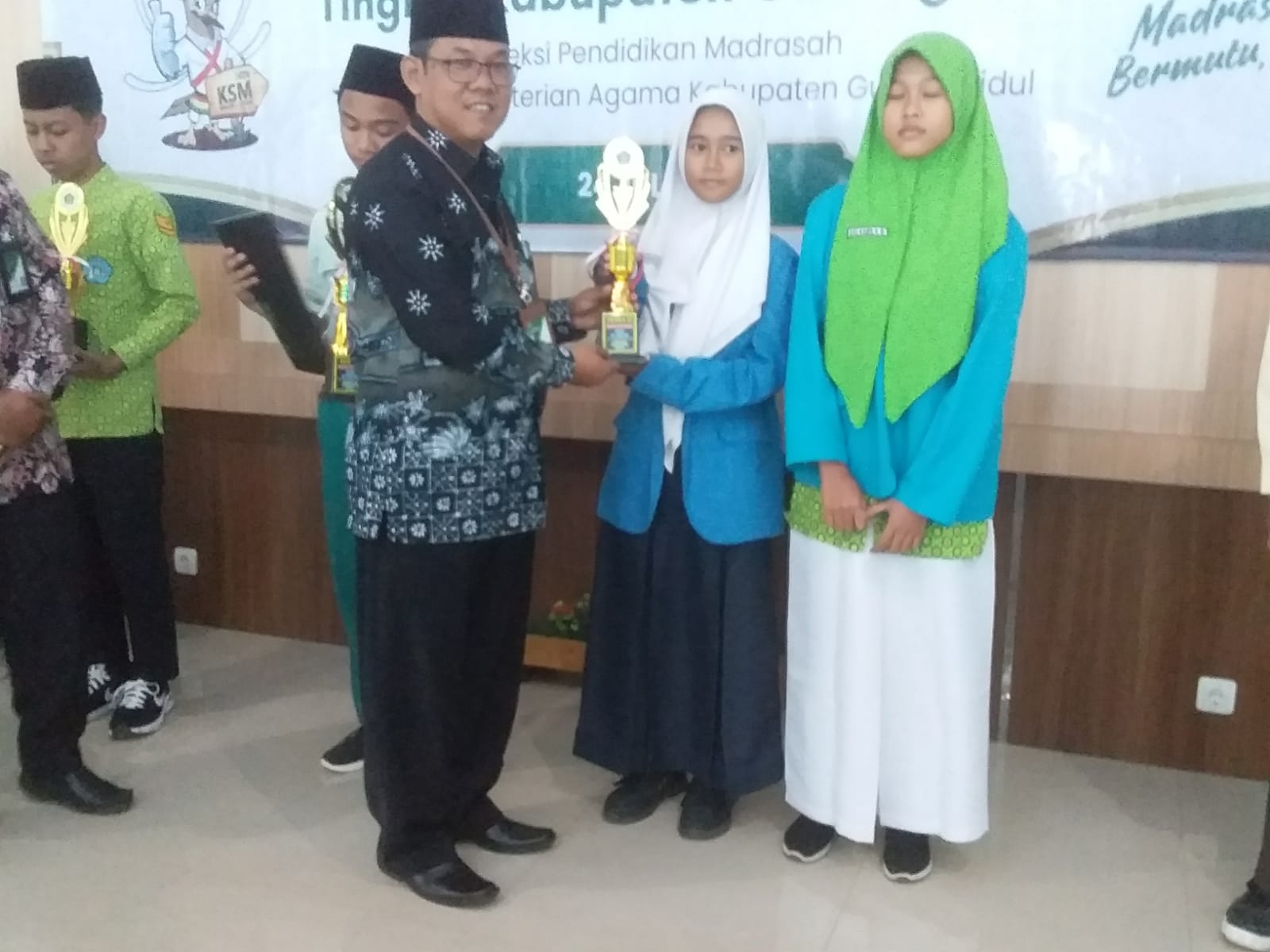 Siswa MTsN 8 Gunungkidul Terima Anugerah Juara II KSM IPA