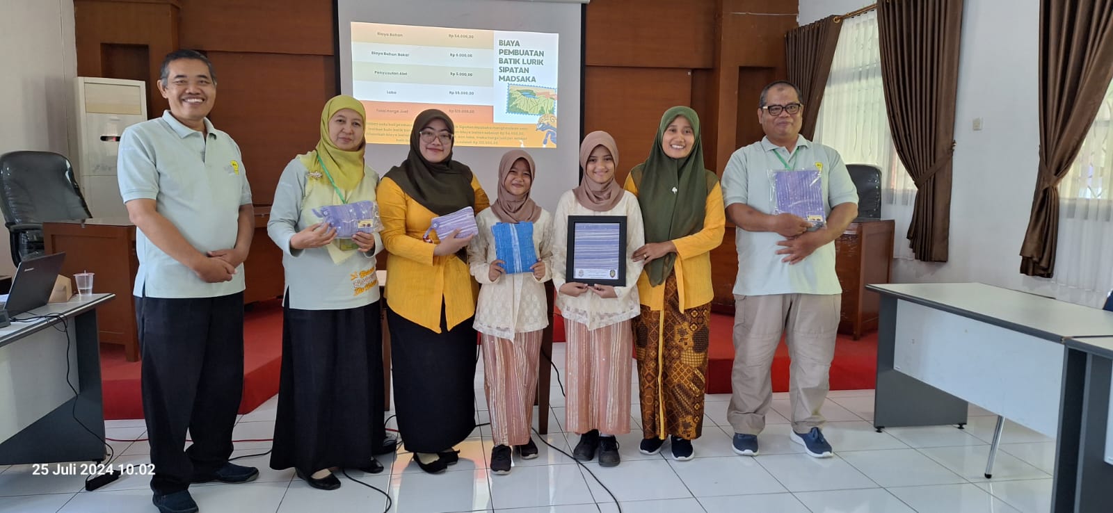 Siswa MTsN 8 Gunungkidul Berhasil Presentasikan Teknik Unik Batik Lurik di Ajang Krenovamaskat