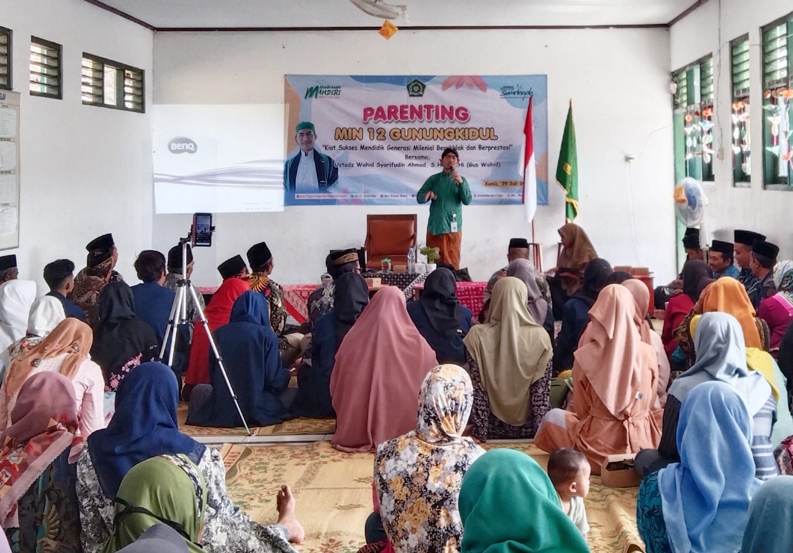 Parenting MIN 12 Gunungkidul dengan Tema Kiat Sukses Mendidik Generasi Milenial Berakhlak dan Berprestasi Bersama Gus Wahid