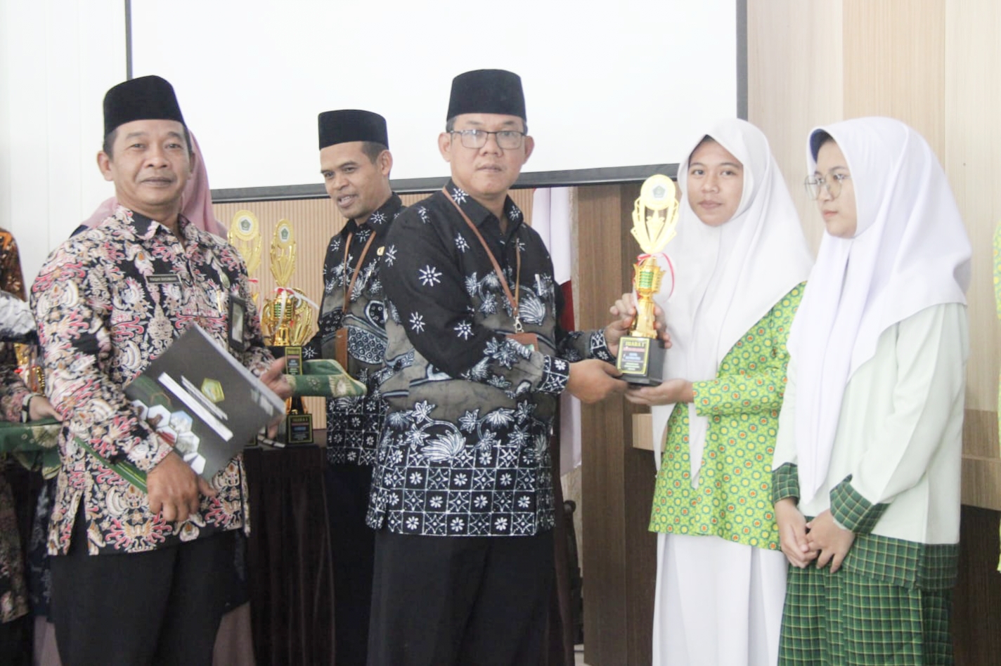  Siswa MTsN 7 Gunungkidul  Memperoleh Piala  KSM Matematika