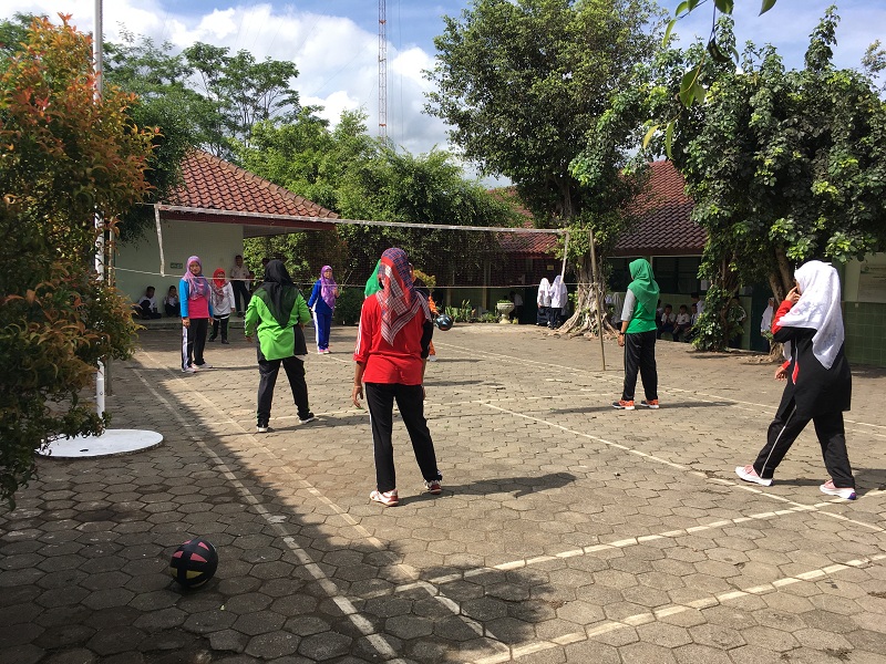 Menghadapi Kejuaraan Lomba Tim Bola Volley Plastik Kecamatan Playen Giat Berlatih