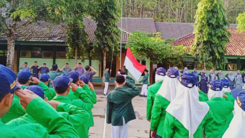 Wakamad Kuriikulum MTsN 9 Gunungkidul Ingatkan Pentingnya Pendidikan Karakter