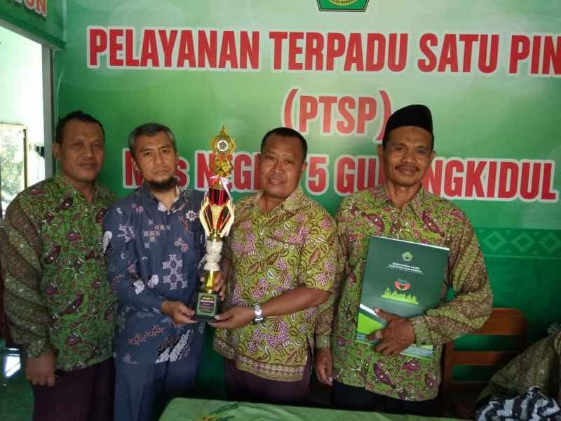 Gabung Tim Beregu Ngawen, Guru MTsN 5 Gunungkidul Sabet Juara 1 Bulutangkis