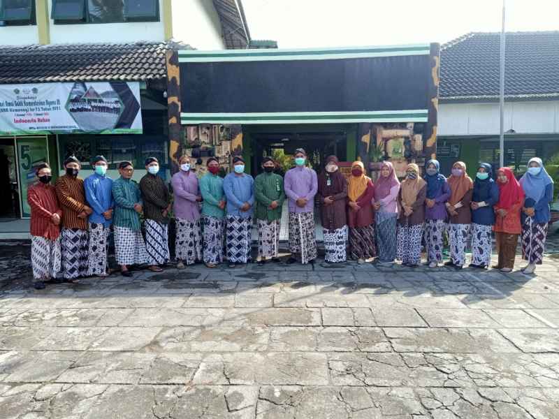 Hari Jadi Yogyakarta, GTK MTsN 5 Gunungkidul Kenakan Pakaian Gagrak Ngayogyakarta