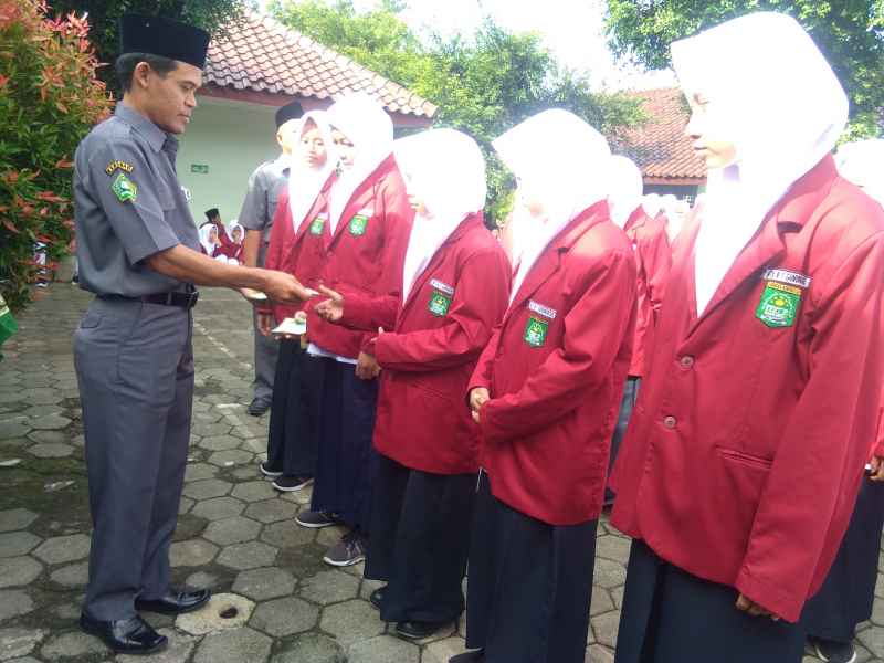 MTs N 1 Gunungkidul Mengapresiasi Prestasi Akademik Siswa