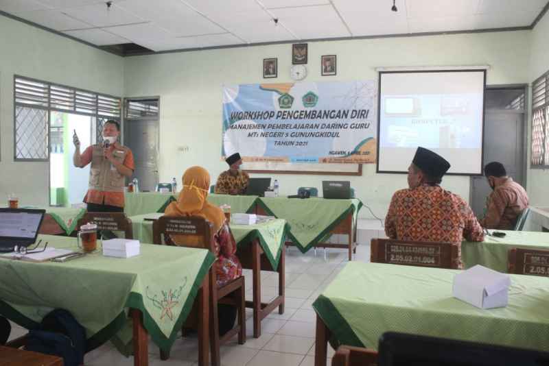 Tingkatkan Kompetensi Guru, MTsN 5 Gunungkidul Gelar Workshop Management KBM Daring