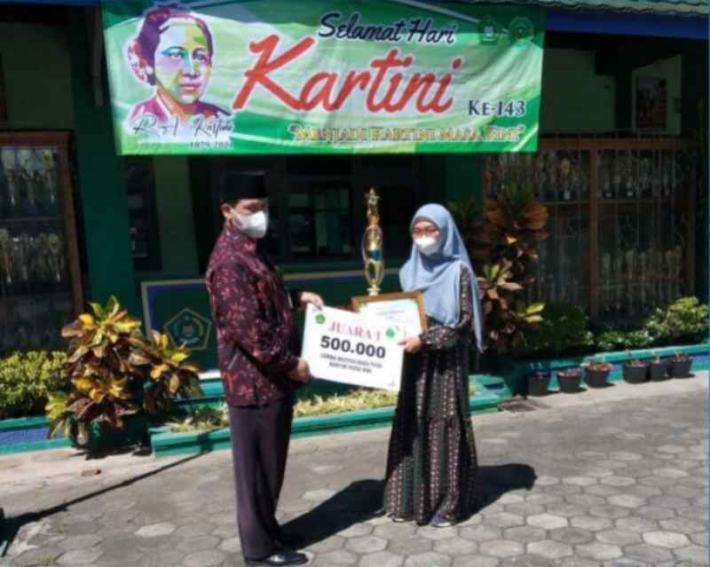 Siswa MTsN 9 Gunungkidul Rebut Thropy Kepala Kankemenag Kabupaten Gunungkidul dalam Peringatan Hari Kartini.