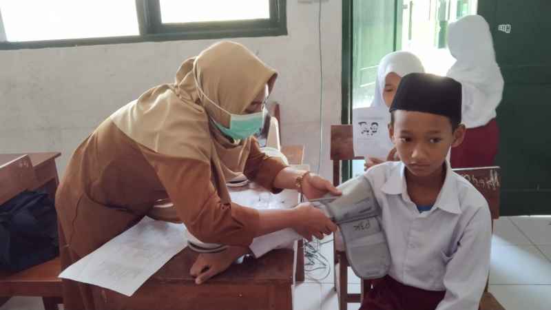 Pemeriksaan Kesehatan Siswa oleh UPT Puskesmas Ngawen I di MIN 12 Gunungkidul